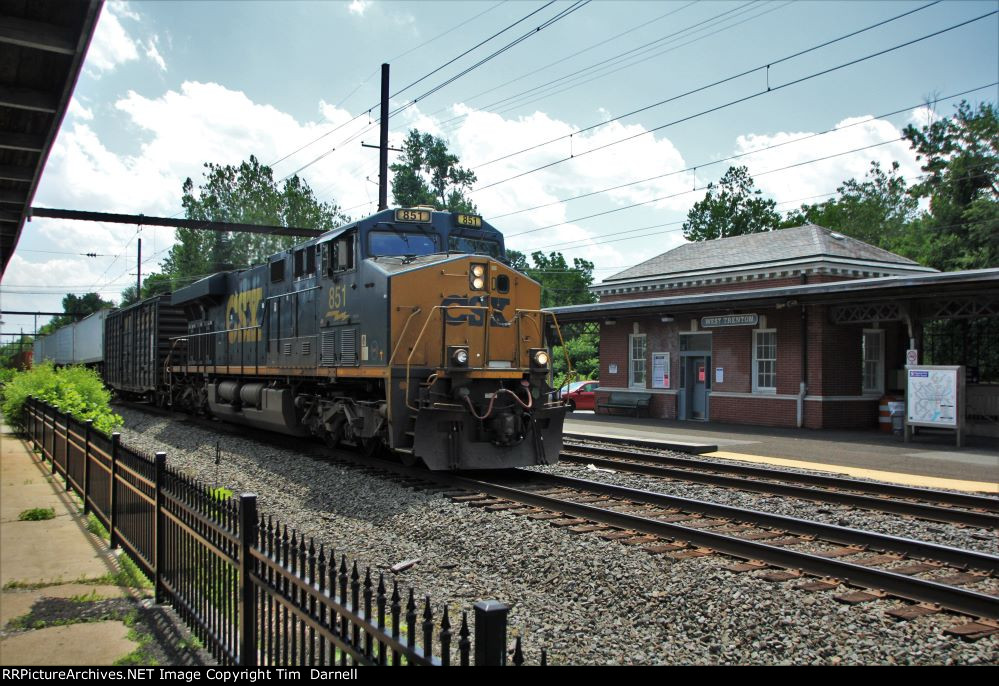 CSX 851 leads I032